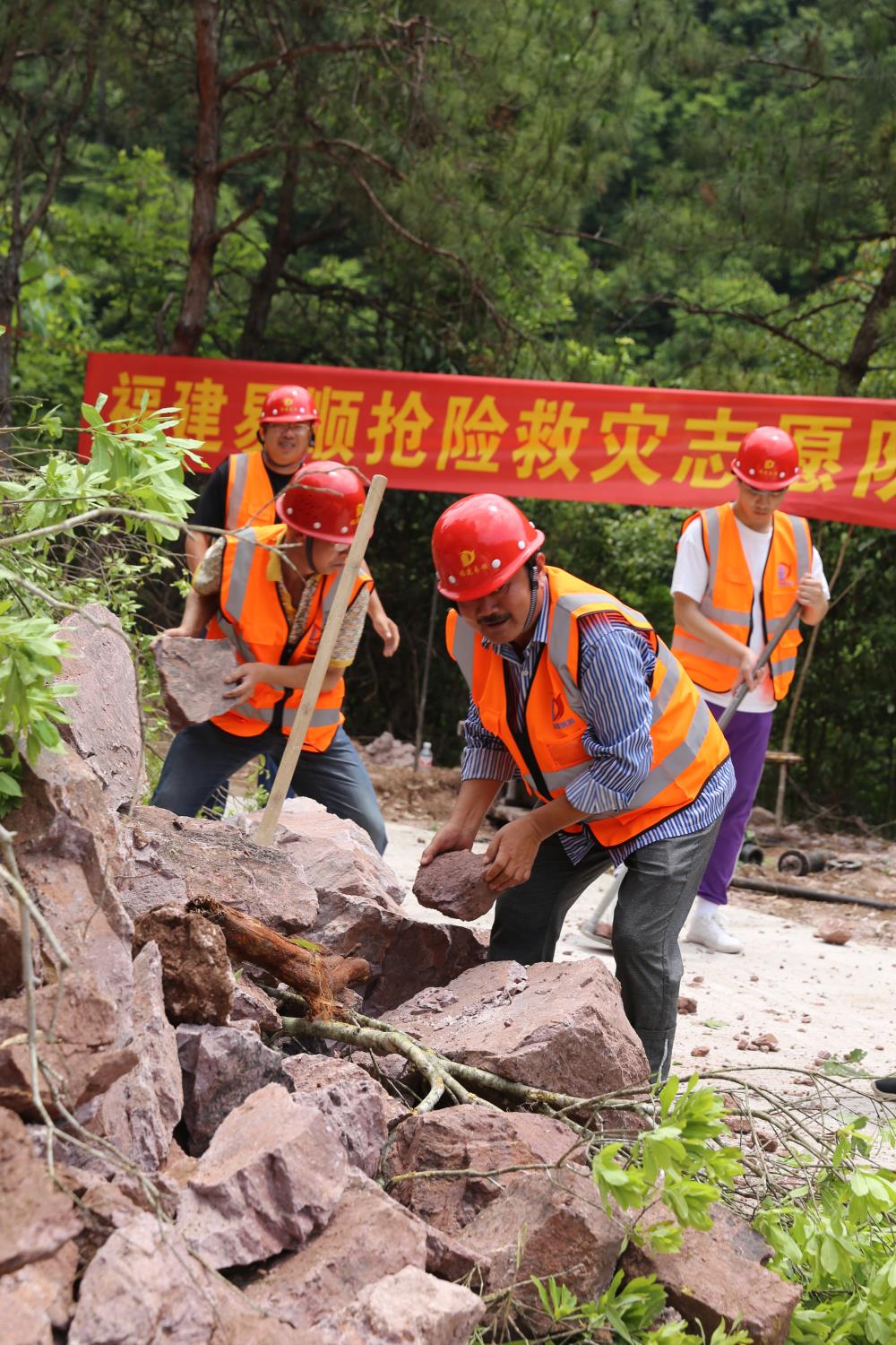 福建易順建筑工程有限公司前往錢園橋大隊(duì)塹上村搶險(xiǎn)救災(zāi)