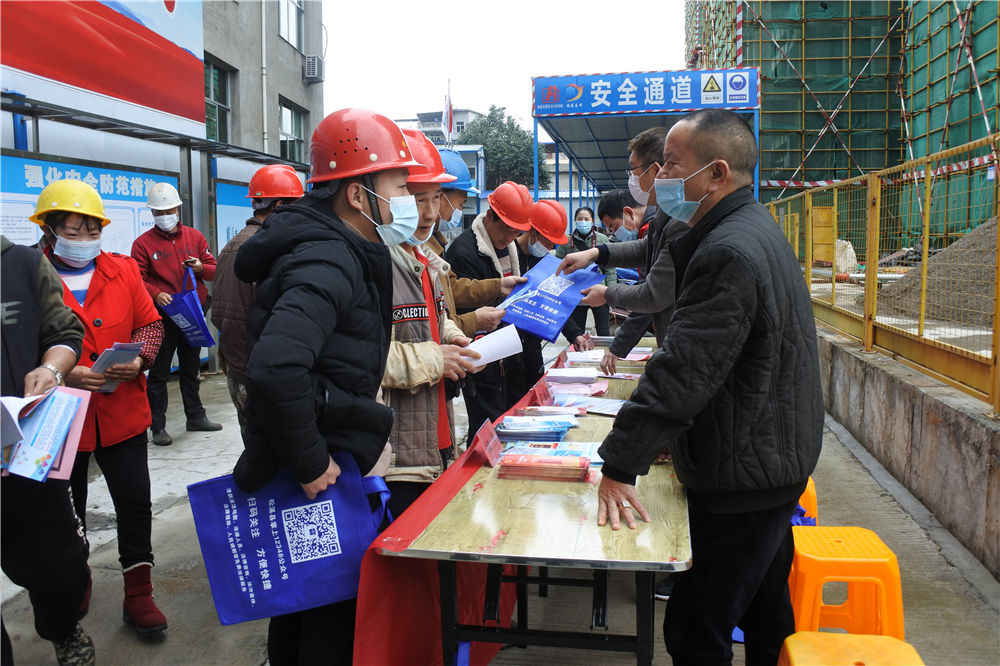 工農(nóng)路農(nóng)貿(mào)市場及安置房綜合體項目部攜手松溪縣總工會、司法局聯(lián)合開展農(nóng)民工公益法律服務行動