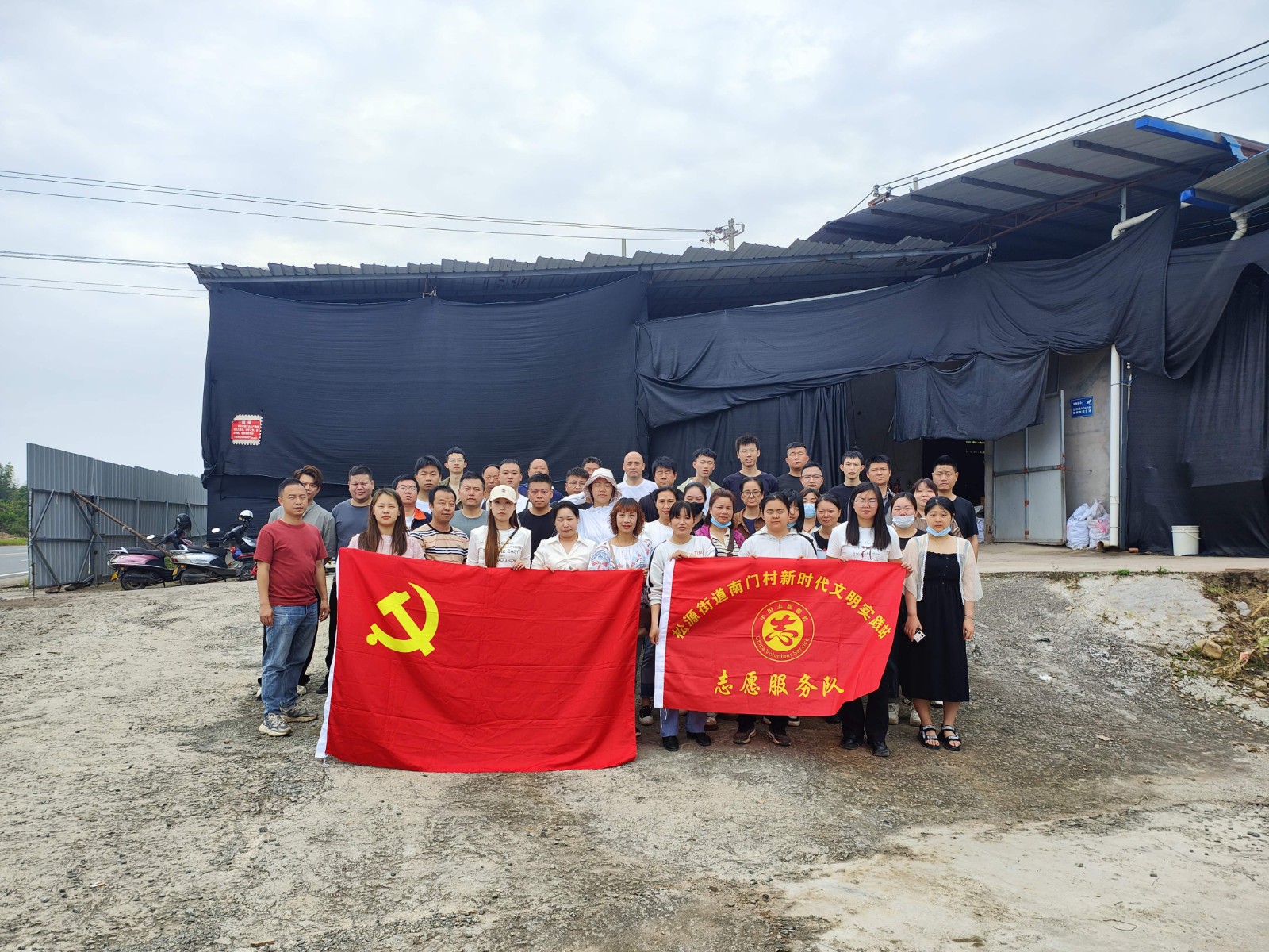 易順建工集團(tuán)有限公司入黨積極分子參加南門(mén)村、錢(qián)園橋村撂荒地整治活動(dòng)