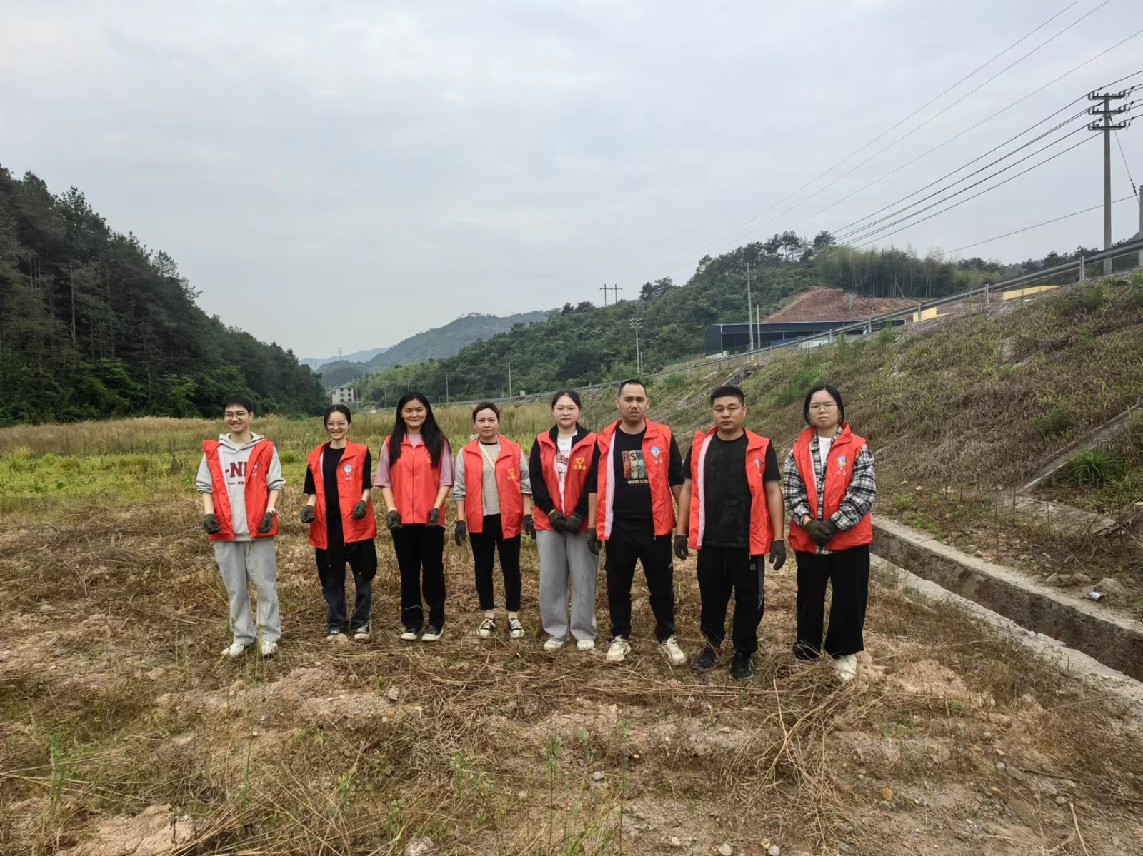 易順建工集團(tuán)有限公司入黨積極分子參加南門(mén)村、錢(qián)園橋村撂荒地整治活動(dòng)