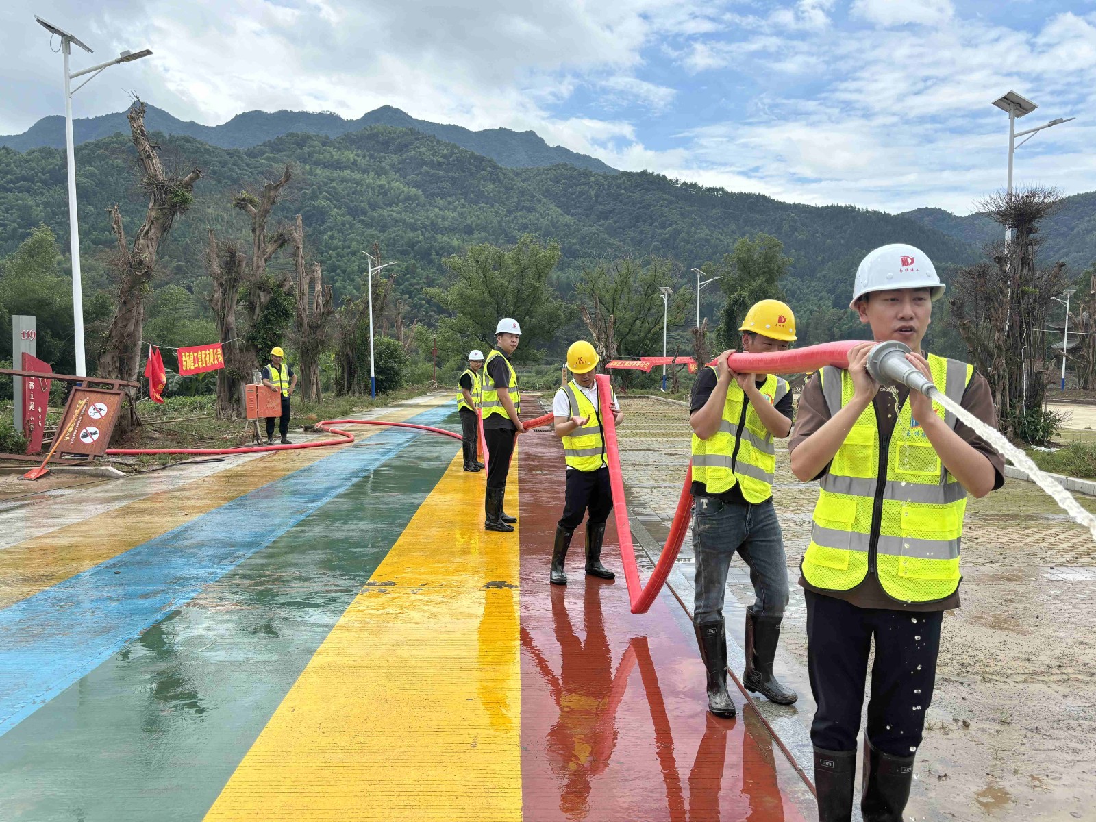 易順建工集團有限公司總經(jīng)理李晉恒率領廣東子公司、廈門分公司負責人馳援梅口埠 助力災后淤泥垃圾清理工作